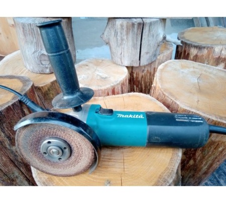  Makita 9558HN